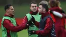 Pemain MU, Anthony (kiri) bercengkrama dengan Bruno Fernandes, dalam sesi latihan yang berlangsung di Carrington, Manchester, Selasa (12/12/2023) dini hari WIB. (AFP/Darren Staples)
