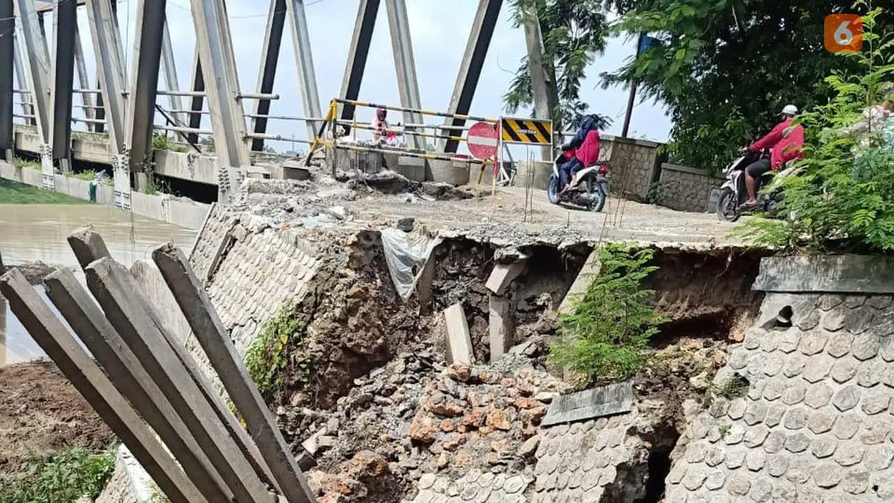 Jembatan Glendeng penghubung antar Kabupaten Tuban-Bojonegoro ditutup total (Liputan6.com/Ahmad Adirin)