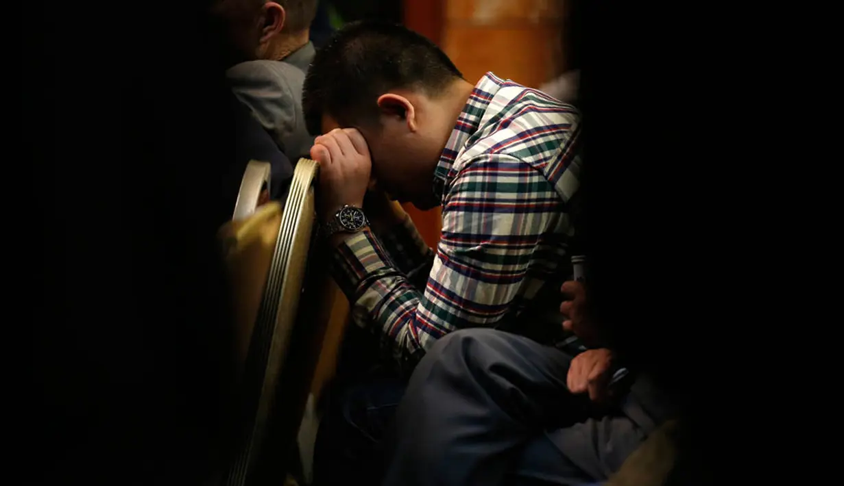 Salah satu keluarga korban tampak menangis saat mendengar pernyataan dari Pemerintah Malaysia di Lido Hotel, Beijing (REUTERS / Kim Kyung-Hoon)