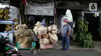 Pedagang menggedong daganganya untuk di jaual berkeliling di Tangerang, Banten, Kamis (2/9/2021). Menteri Koperasi dan UKM Teten Masduki menyampaikan realisasi penyaluran BPUM 2021 sudah mencapai Rp14,21 triliun atau 92,35 persen dari total Rp15,36 triliun. (Liputan6.com/Angga Yuniar)