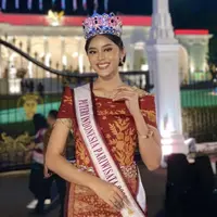 Lulu juga mengenakan mahkota kebiruan serta aksesori anting-antingnya. Ia pun tampil flawless dengan makeup yang dikenakan. [@luluzaharani]