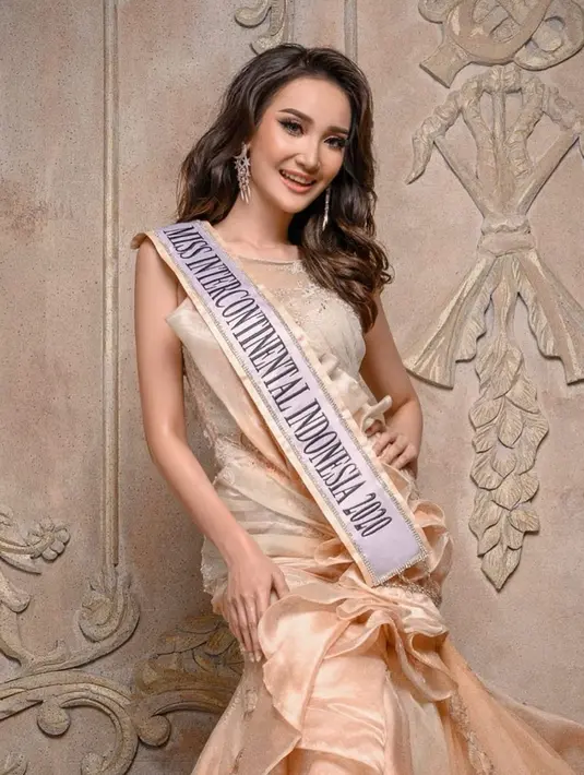 Bella juga mengunggah foto saat dirinya saat telah dinobatkan menjadi Miss Intercontinental Indonesia 2020. Penampilannya dengan gaun serta riasan natural pun berhasil mencuri perhatian netizen. Tak sedikit yang turut memberikan ucapan selamat melalui Instagram. (Liputan6.com/IG/@bellaapriliasant)