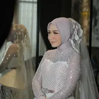 Gaun pengantin istri Sahrul Gunawan Dine Mutiara terlihat indah dengan taburan mutiara. (Foto: Instagram @vivithalib)