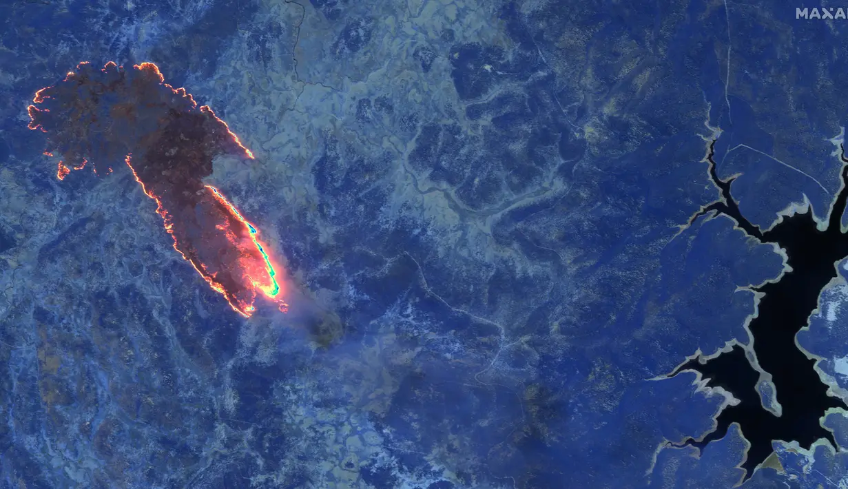 Citra satelit dengan gelombang pendek inframerah menunjukkan kebakaran hutan di Taman Nasional Kosciuszko, Australia, Sabtu (4/1/2020). Kebakaran mengancam pasokan listrik ke kota-kota besar dan mendorong pemanggilan 3.000 tentara cadangan. (HO / Satellite image ©2020 Maxar Technologies / AFP)
