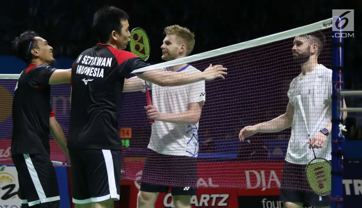 Pebulu tangkis putra campuran Indonesia, M Ahsan/Hendra Setiawan menyalami Markus Ellis/Chris Langridge (Inggris) usai laga di Babak 32 besar Indonesia Open 2019 di Istora Senayan, Jakarta, Rabu (17/7/2019). M Ahsan/Hendra Setiawan unggul 28-26, 21-17. (Liputan6.com/Helmi Fitrhiansyah)
