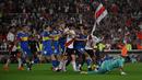 Keributan terjadi diakhir pertandingan yang mempertemukan dua rival abadi, River Plate dan Boca Juniors dalam pertandingan Argentine Professional Football League Tournament 2023 yang berlangsung di El Monumental stadium, Senin (8/5/2023) pagi WIB. (AFP/Luis Robayo)