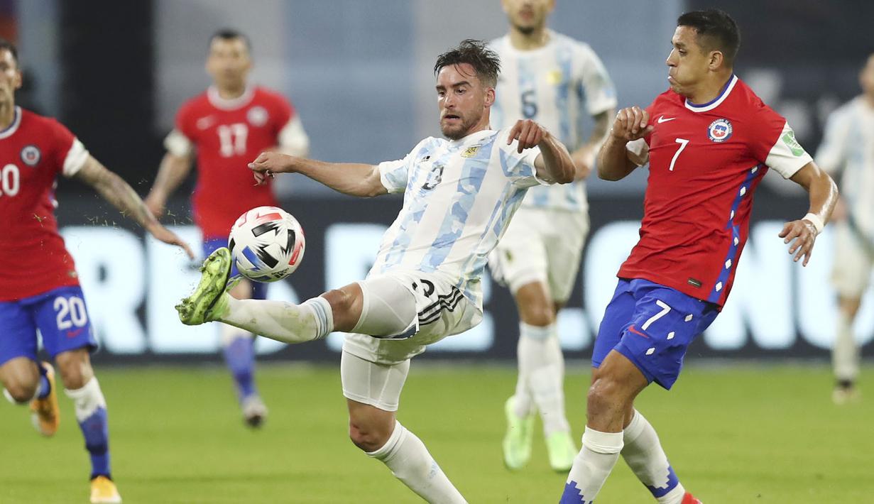 Pemain Argentina, Nicolas Tagliafico, mengontrol bola saat melawan Chili pada Kualifikasi Piala Dunia 2022 Zona Amerika Selatan di Stadion Santiago del Estero, Jumat (4/6/2021). Kedua tim bermain imbang 1-1. (Agustin Marcarian, Pool via AP)
