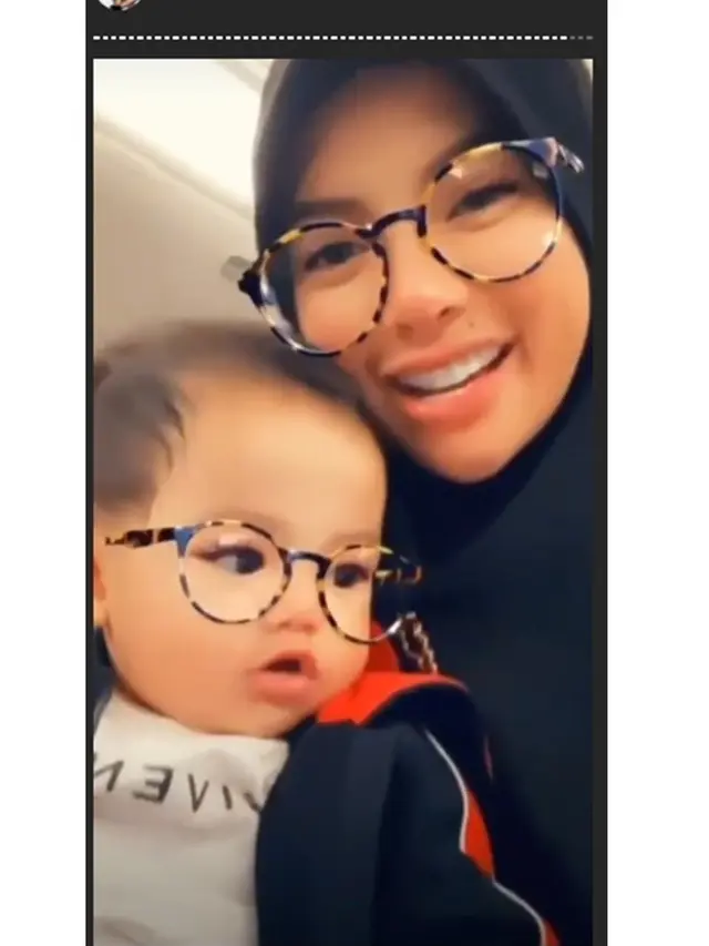6 Potret Nikita Mirzani Umrah, Pertama Kali Ajak sang Anak