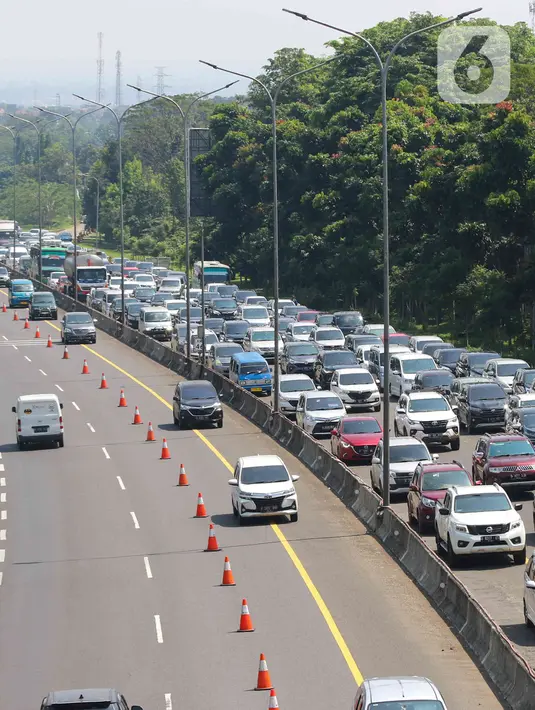 <p>Sejumlah kendaraan melintas ke arah Puncak di setelah pintu Tol Jagorawi, Kabupaten Bogor, Jawa Barat, Kaims (5/5/2022). Satlantas Polres Bogor memberlakukan sistem satu arah secara situasional untuk mengurai kepadatan lalu lintas di jalur wisata Puncak, Bogor pada libur Idul Fitri 1443H. (Liputan6.com/Herman Zakharia)</p>