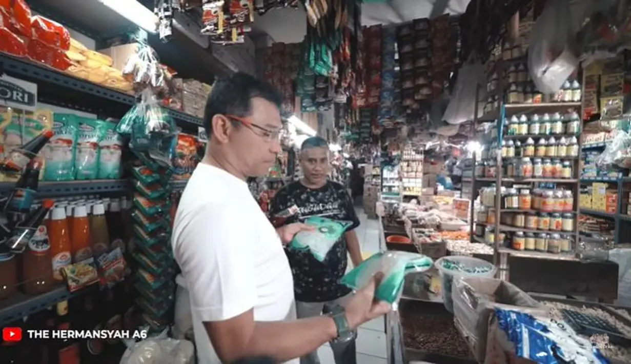 Selesai mencari blewah, ayah empat anak itu juga membeli sirup dan nata de coco agar es buahnya semakin lengkap dan segar. Anang juga membeli pisang untuk membuat pisang goreng kesukaannya. Dalam perjalanan menuju parkiran, ia tiba-tiba menemukan pedagang tape dan akhirnya beli. (Liputan6.com/YouTube/The Hermansyah A6)