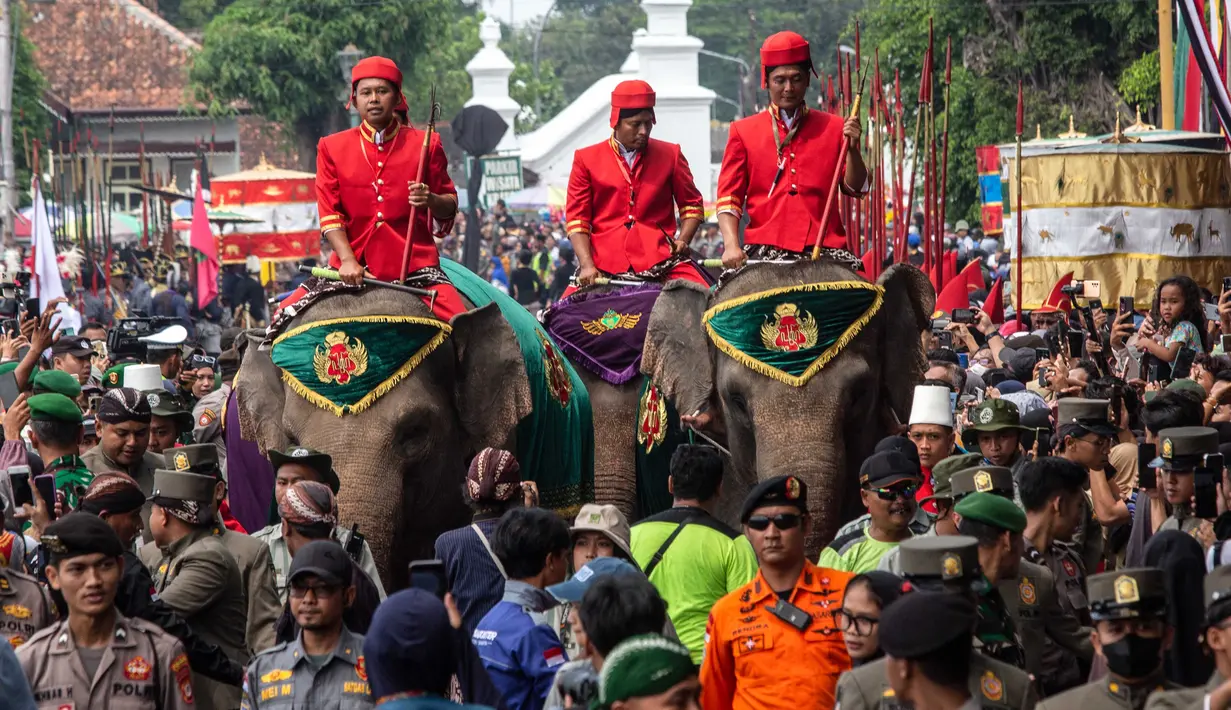 Melalui Grebeg Maulud tahun ini diharapkan dapat memberikan nuansa yang lebih khidmat dalam peringatan Maulud Nabi Muhammad SAW. (DEVI RAHMAN/AFP)