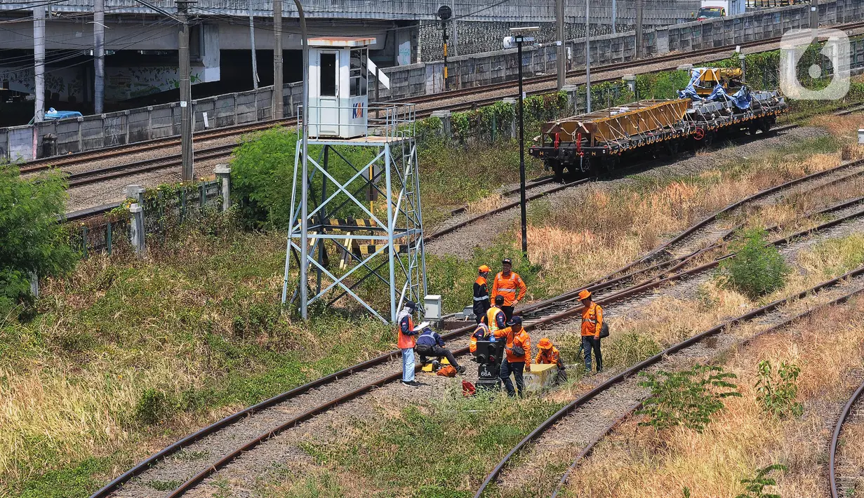 <p>Depo lokomotif ini juga merupakan bagian proyek pembangunan jalur rel dwi ganda atau double-double track Manggarai-Cikarang. (merdeka.com/Imam Buhori)</p>
