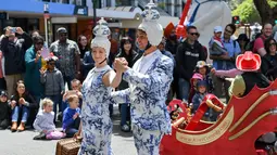 Orang-orang berpartisipasi dalam pawai Natal tahunan yang digelar di pusat kota Wellington, Selandia Baru, pada 28 November 2020. (Xinhua/Guo Lei)