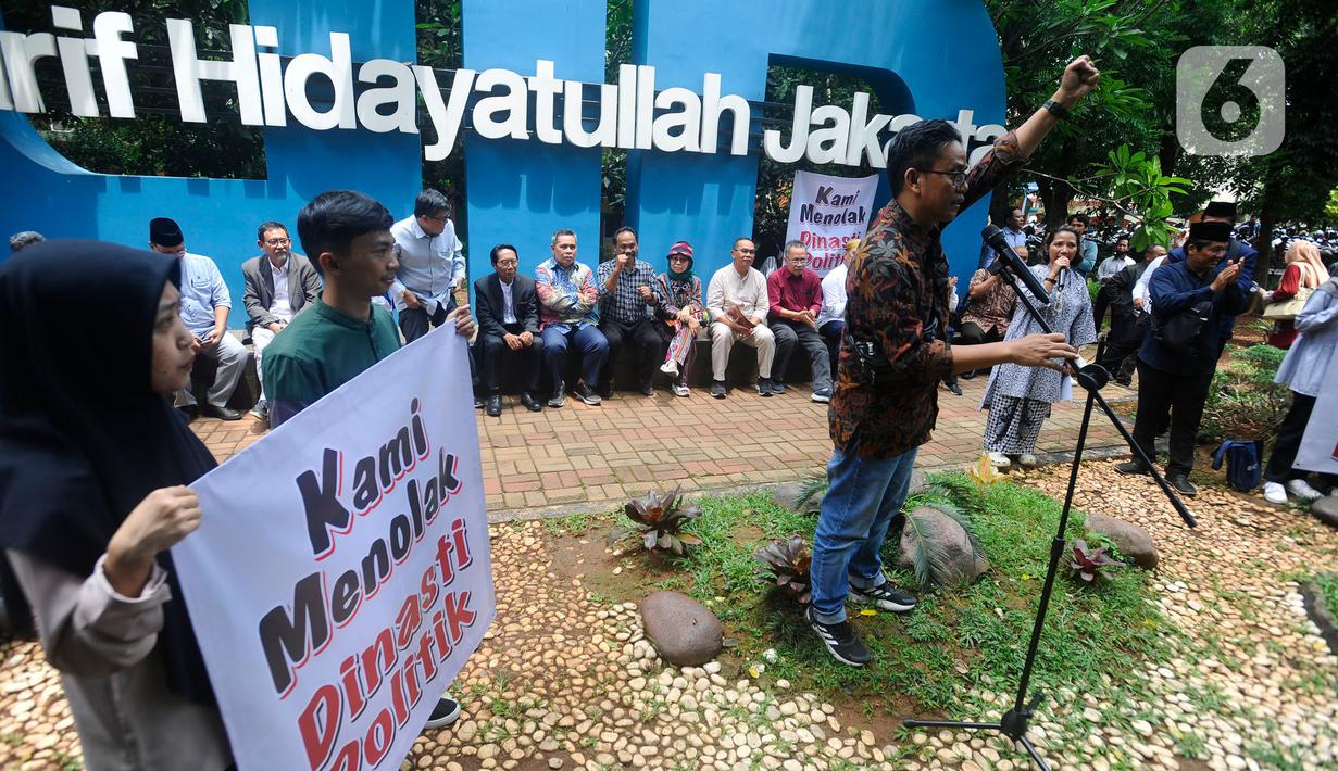 Dalam orasinya, sivitas akademika UIN Syarif Hidayatullah juga mendesak pengelolaan demokrasi tidak sekedar dipandang sebagai aturan tertulis. (merdeka.com/Arie Basuki)