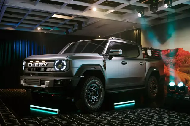 Unit pameran Chery Stockman tampil berotot di atas panggung dengan perlengkapan overlanding dan pencahayaan LED khas pada area fascia depan. (Carscoops)