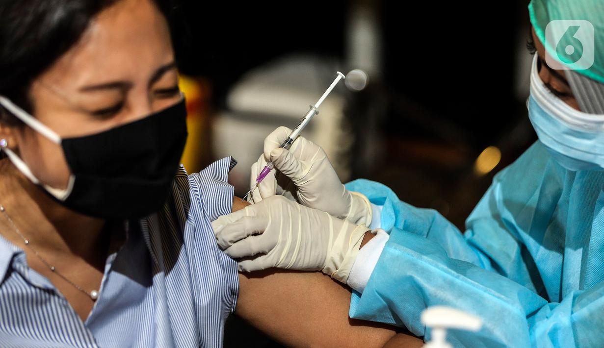 Tenaga medis menyuntikan vaksin COVID-19 kepada Karyawan Emtek Grup di Hall SCTV Tower, Jakarta, Jumat (4/6/2021). Vaksinasi Gotong Royong pendanaannya dibebankan kepada badan hukum atau badan usaha. (Liputan6.com/Johan Tallo)