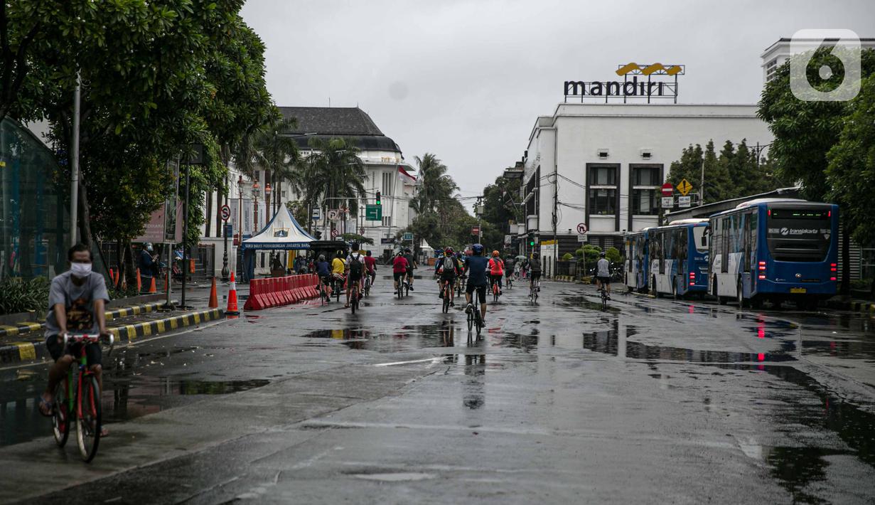 Suasana Kota Tua saat uji coba penerapan zona rendah emisi, Jakarta, Minggu (20/12/2020). Selama penerapan zona rendah emisi, kawasan Kota Tua hanya bisa dilalui pejalan kaki, pesepeda, angkutan umum, dan kendaraan khusus yang lulus uji emisi. (Liputan6.com/Faizal Fanani)