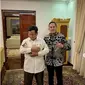Prabowo Subianto sedang menggendong kucing disaksikan sekretaris pribadinya, Rizky Irmansyah. (dok.Instagram @rizky_irmansyah/https://www.instagram.com/p/BtI_RMEF5hp/Henry