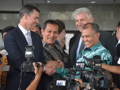 Menteri Kehakiman Australia Michael Keenan dan Pimpinan KPK Agus Rahardjo usai melakukan nota kesepakatan di Gedung KPK, Jakarta, Kamis (2/2). (Liputan6.com/Helmi Afandi)