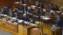 Ketua DPR Setya Novanto (kanan) memberikan sambutan di sidang paripurna pembukaan reses, Jakarta, Senin (23/3/2015). Sekitar 255 anggota dewan tak hadir dalam sidang pembukaan reses tersebut. (Liputan6.com/Faisal R Syam)