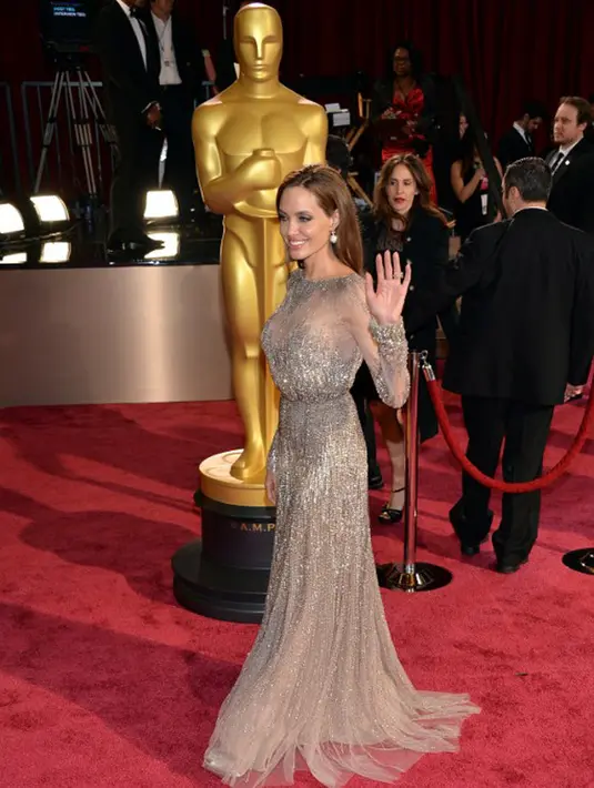 Perhiasan tersebut tidak hanya diberikan untuk Jolie, tetapi juga untuk si kembar yang kini berusia delapan tahun.  (AFP/Bintang.com)