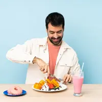 Tips mindful eating untuk meningkatkan fokus dan konsentrasi. (Foto: Freepik/luis_molinero)