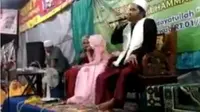 Viral Ustaz Kaget Saat Kereta Lewat di Tengah Ceramah