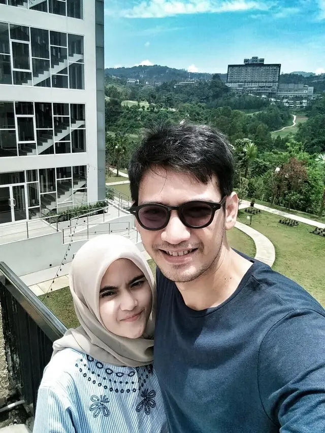 Berperan Jadi Suami Antagonis, Ini 6 Potret Teuku Mirza dan Sang Istri