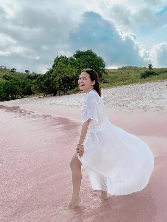 Meski tanpa makeup dan memiliki bintik hitam pada wajah, Prilly tetap memesona.   Credit: Instagram (@prillylatuconsina96)