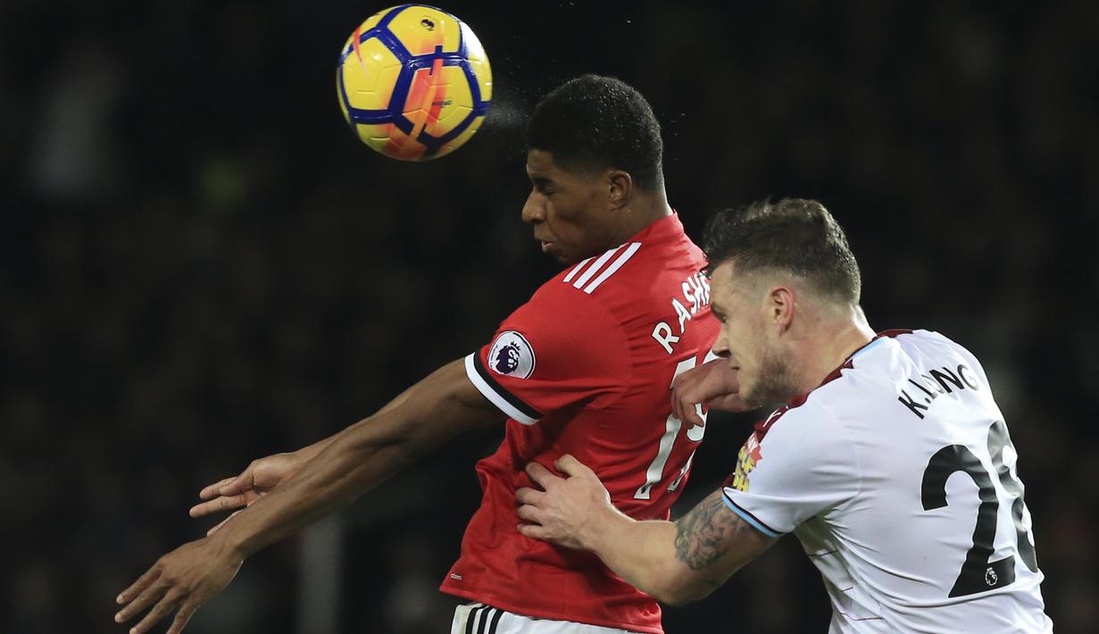 Pemain Manchester United, Marcus Rashford (kiri) berduel dengan pemain Burnley, Kevin Long (kanan) pada lanjutan Premier League di Old Trafford,  Manchester (26/12/2017).  MU bermain imbang 2-2. (AFP/Lindsey Parnaby)