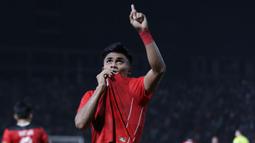 Selebrasi striker Timnas Indonesia U-22, Ramadhan Sananta setelah mencetak gol kedua ke gawang Thailand pada laga final cabor sepak bola SEA Games 2023 di National Olympic Stadium, Phnom Penh, Kamboja, Selasa (16/5/2023). (Bola.com/Abdul Aziz)
