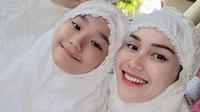 Ayu Ting Ting kompak mengenakan mukena warna putih berbordir bersama ibunda san anaknya, Bilqis. @ayutingting92