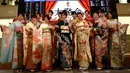 Ekspresi gadis-gadis berkimono saat difoto pada pembukaan tahun baru Bursa Efek Tokyo (TSE), Jepang (4/1). Gadis-gadis cantik ini dihadirkan sebagai bagian dari upacara pembukaan bursa saham yang digelar setiap awal tahun. (Reuters/Kim Kyung-Hoon)