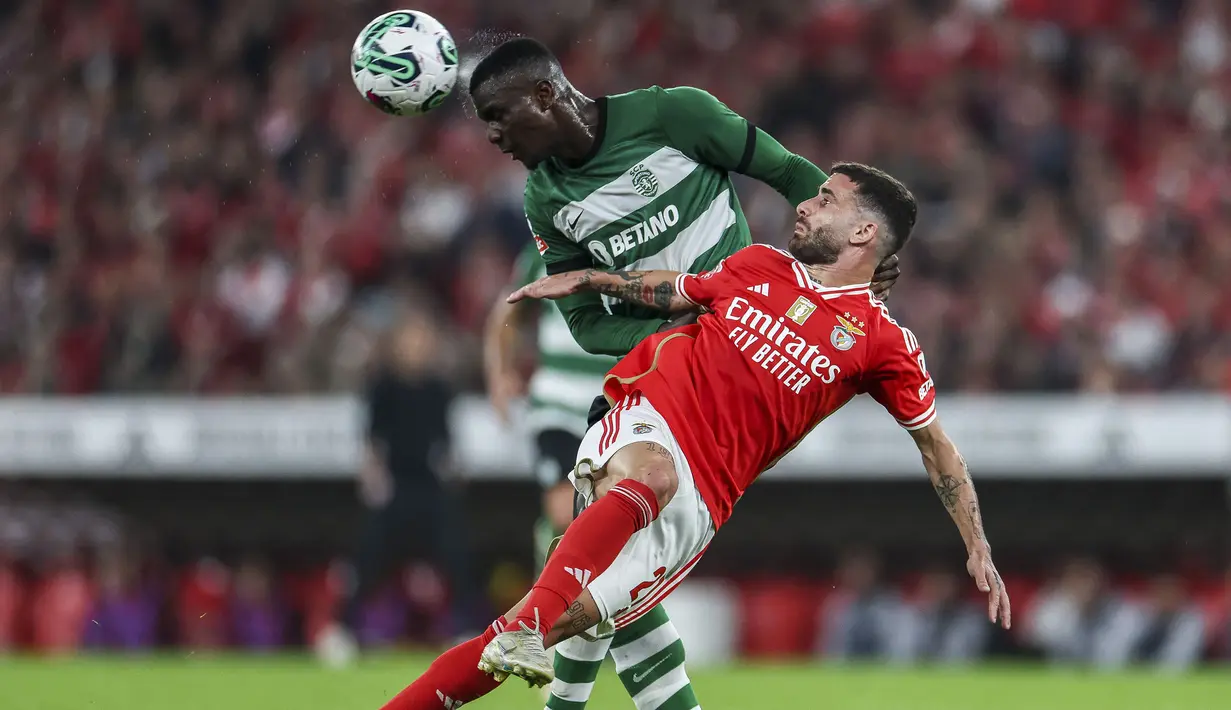 Kesuksesan Sporting CP memuncaki klasemen Liga Portugal tak lepas dari penampilan menawan dari bek muda mereka, Ousmane Diomande. Diomade merupakan bek dengan kemampuan visi, kecepatan, dan kontrol bola yang mumpuni. Pemain 20 tahun tersebut kini tengah menjadi perburuan panas klub-klub besar Eropa seperti, Real Madrid dan Arsenal. (AFP/Patricia De Melo Moreira)