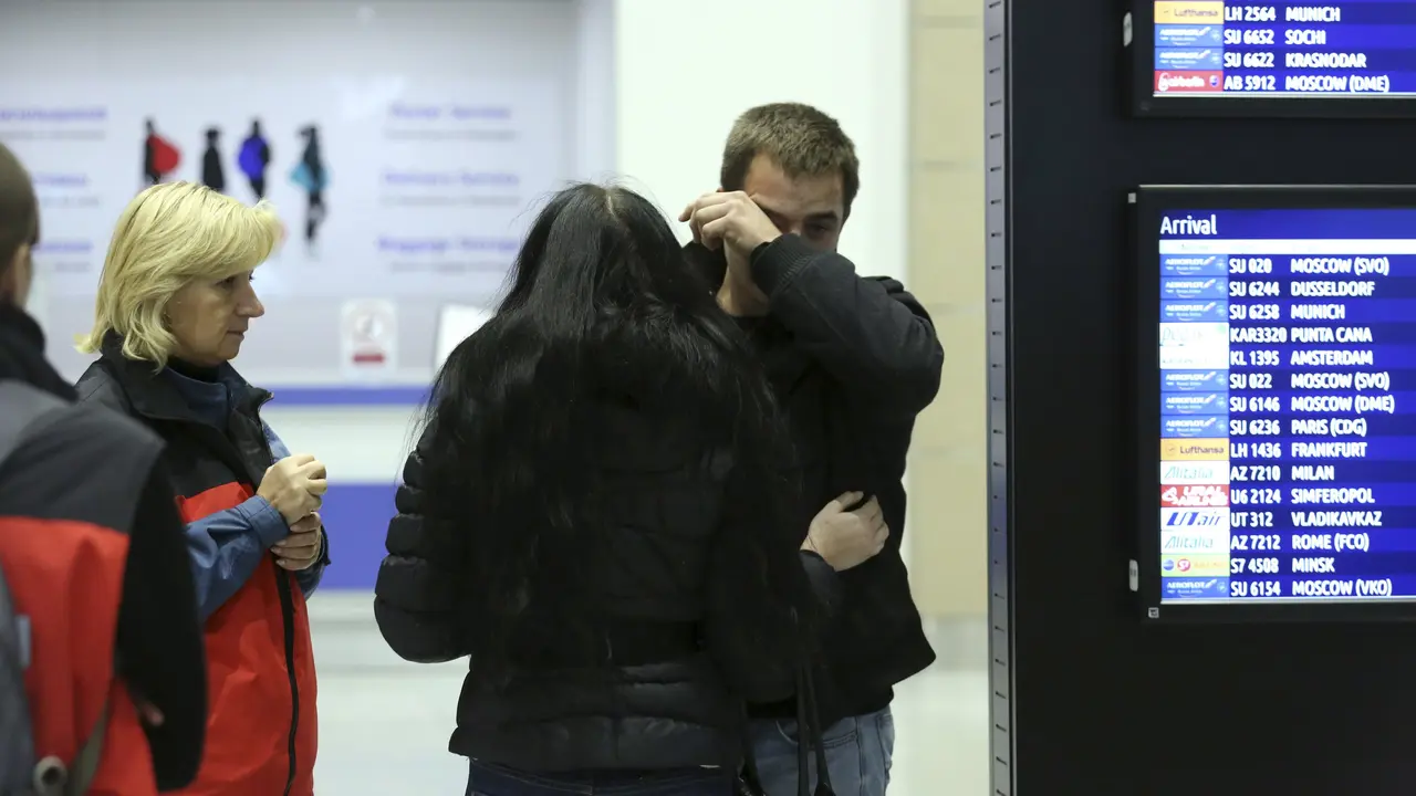 Keluarga penumpang pesawat Rusia berkumpul di Bandara St Petersburg
