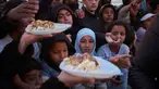 Para pengungsi menunggu untuk menerima makanan sumbangan di samping tenda-tenda yang mereka gunakan sebagai tempat berlindung setelah melarikan diri dari serangan udara Israel di Lebanon selatan, Beirut, Lebanon, Senin 6 April 2026. Dukungan Hizbullah terhadap Iran membuat serangan Israel ke Lebanon semakin menjadi. (AP Photo/Emilio Morenatti)
