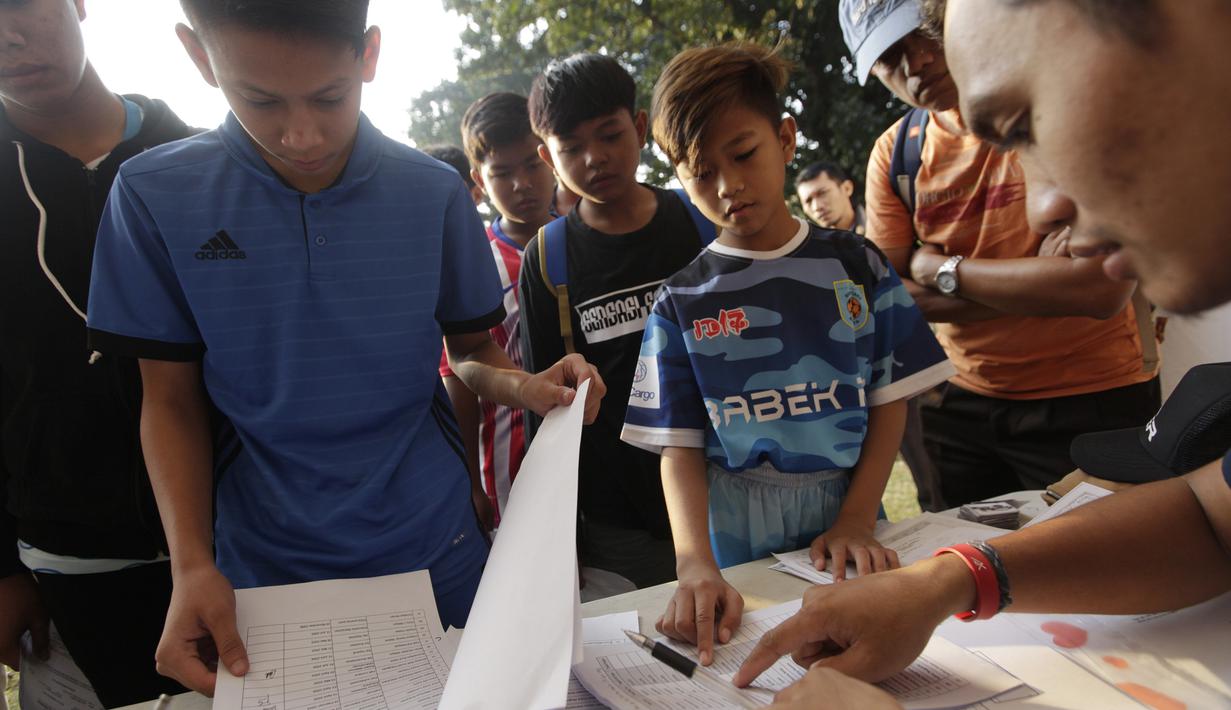 Sejumlah anak mendaftar sebelum mengikuti tes fisik program Allianz Explorer Camp 2019 di Lapangan PSPT Tebet, Jakarta, Sabtu (22/6). Nantinya akan ada pemenang yang diberangkatkan ke Singapura dan Munchen. (Bola.com/Vitalis Yogi Trisna)