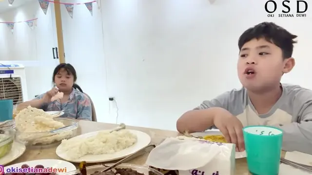 Potret Ruang Makan Rumah Oki Setiana Dewi di Mesir (Foto: YouTube Oki Setiana Dewi)