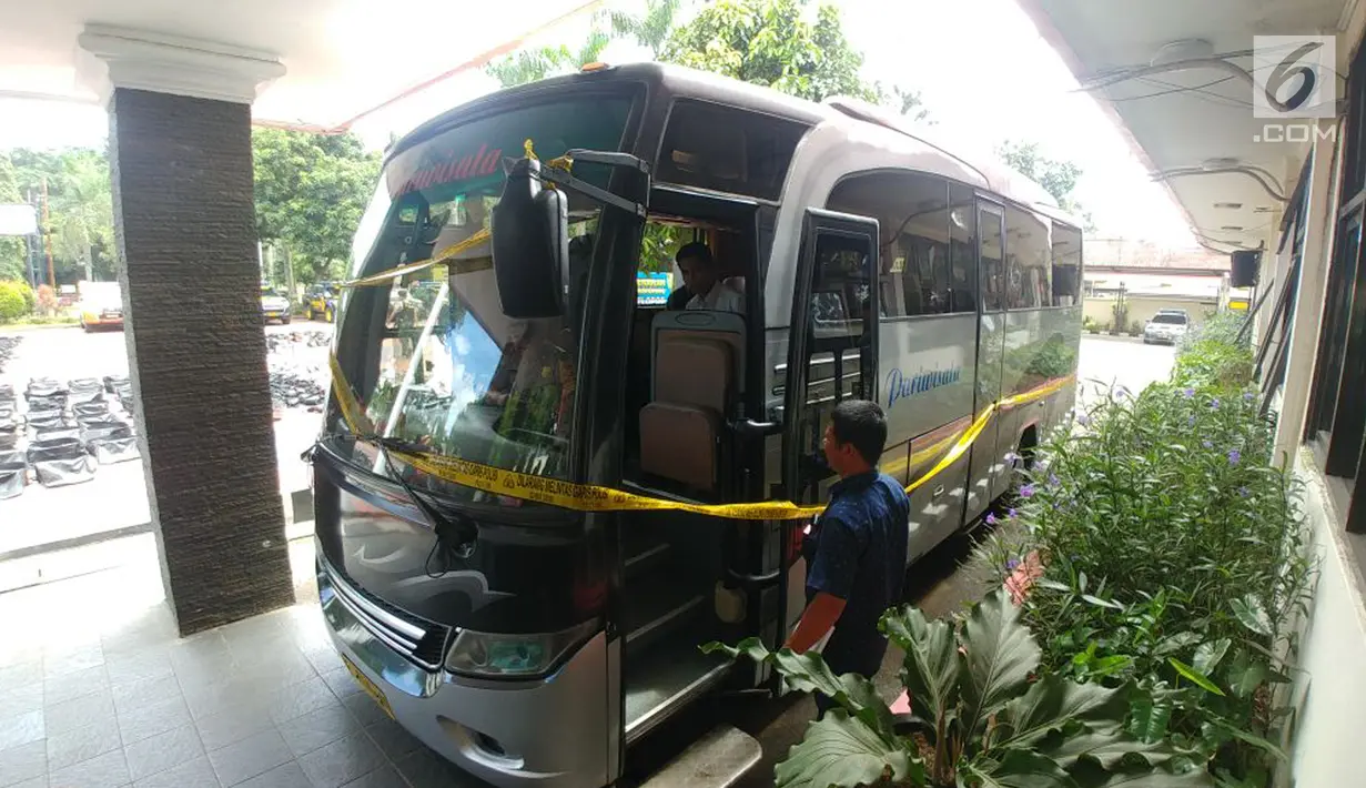 Bus rombongan umrah calon wali kota Bogor Bima Arya yang menjadi korban pelemparan batu di Tol Jagorawi, Bogor, Jawa Barat, Sabtu (17/2). Para pelaku ditangkap di lokasi yang berbeda. (Liputan6.com/HO/Polres Bogor)