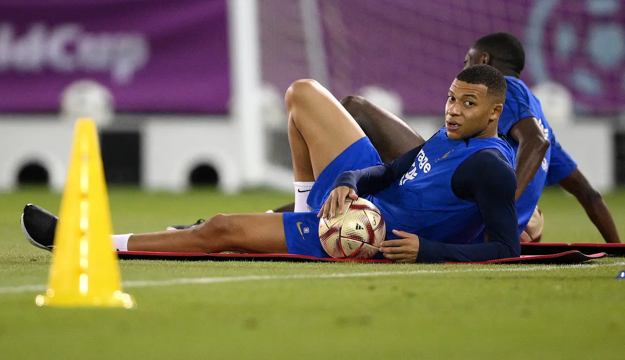 Timnas Prancis tengah berada dalam keyakinan yang tinggi untuk menjadi negara ketiga yang mampu mempertahankan trofi Piala Dunia, mengikuti jejak Italia dan Brasil. Kylian Mbappe dkk yang sukses juara pada edisi 2018, kini telah menjejakkan kaki di semifinal dan hanya membutuhkan dua laga lagi untuk menjuarai Piala Dunia 2022. Jelang laga semifinal menghadapi Maroko, Timnas Prancis, termasuk sang bintang Kylian Mbappe tampak santai menjalani sesi latihan, Senin (12/12/2022) di Jassim-bin-Hamad Stadium, Doha, Qatar. (AFP/Franck Fife)