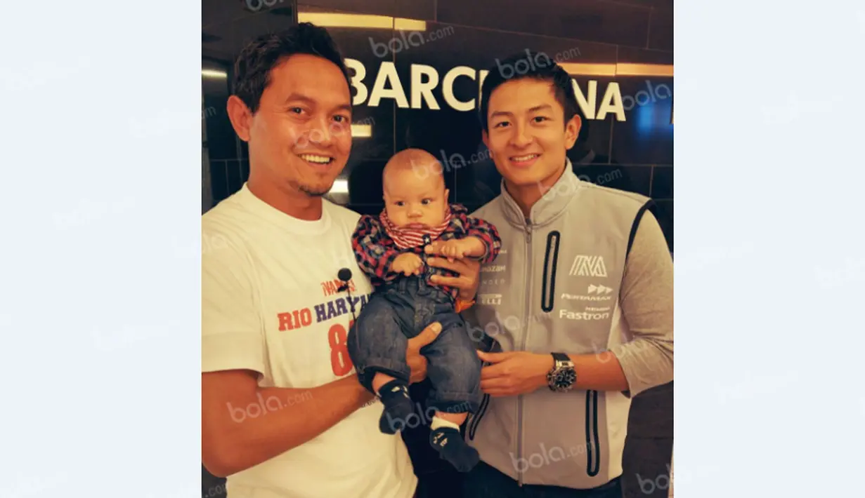 Pebalap Manor Racing asal Indonesia, Rio Haryanto, berfoto bersama warga Indonesia saat acara meet and greet yang diselenggarakan KBRI Spanyol di Hotel Melia, Barcelona, Spanyol, Kamis (12/5/2016). (Bola.com/Reza Khomaini)