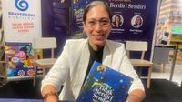 &nbsp;Meliza Maria merilis novel terbarunya, Tidak Berdiri Sendiri. (Dok. Istimewa)