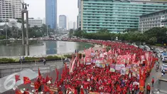 Buruh Konfederasi Kongres Aliansi Serikat Buruh Indonesia (Kasbi) menggelar aksi peringatan May Day di Bundaran HI, Jakarta, Senin (1/5). Massa buruh dari berbagai daerah itu akan menyuarakan tuntutan di depan Istana Presiden. (Liputan6.com/Angga Yuniar)