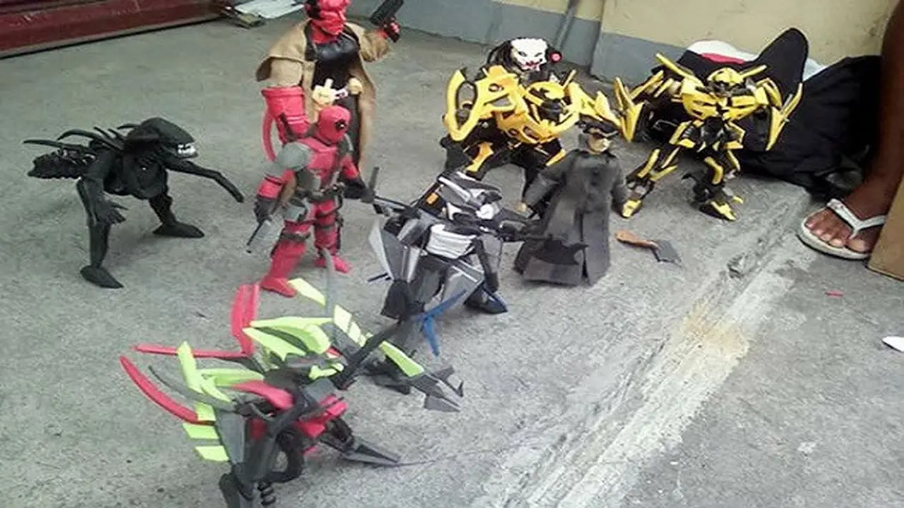 Pria Ini Bikin Action Figure dari Sandal Jepit Bekas, Hasilnya?
