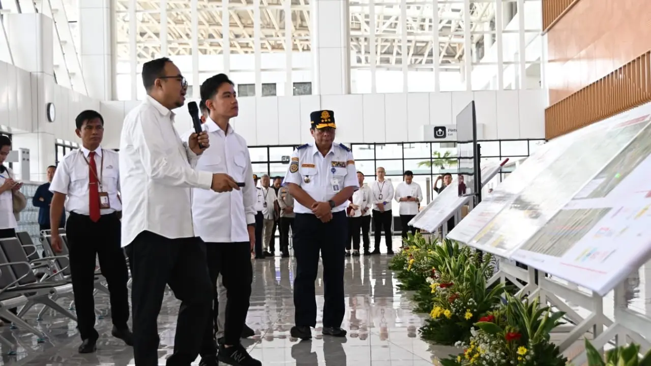 Tinjau Stasiun KCIC Karawang, Gibran Pastikan Kelancaran Mobilitas Libur Nataru