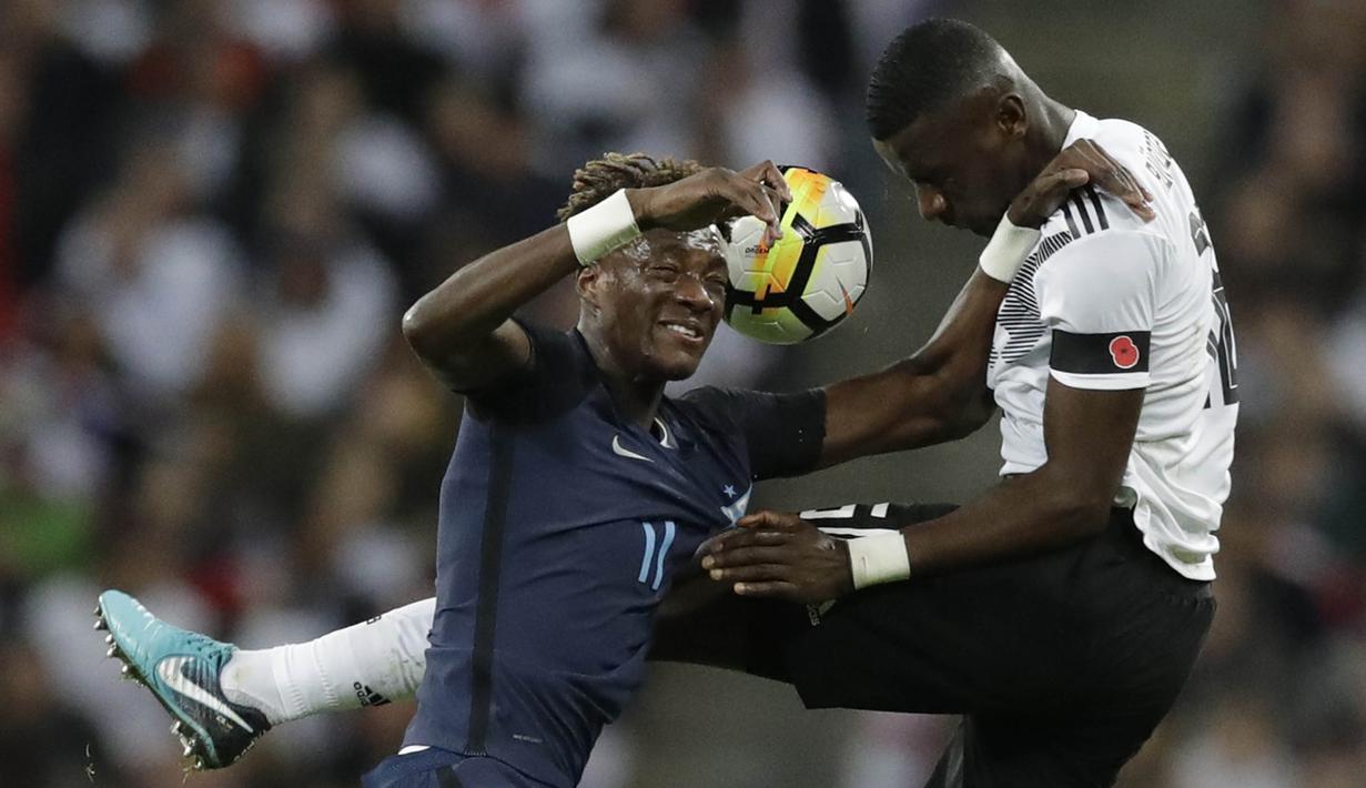 Striker Inggris, Tammy Abraham, berebut bola dengan bek Jerman, Antonio Rudiger, pada laga persahabatan di Stadion Wembley, London, Jumat (10/11/2017). Kedua negara bermain imbang 0-0. (AP/Matt Dunham)
