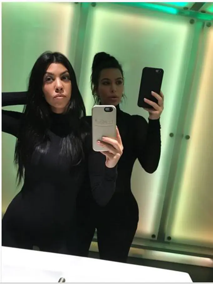 Kourtney Kardashian dan Kim Kardashian