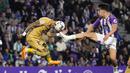 Gelandang Valladolid, Alvaro Aguado berebut bola dengan penyerang Barcelona Raphinha pada pekan ke-36 Liga Spanyol 2022/2023 di Estadio Municipal Jose Zorilla, Rabu (24/5/2023) WIB. (AP Photo/Manu Fernandez)