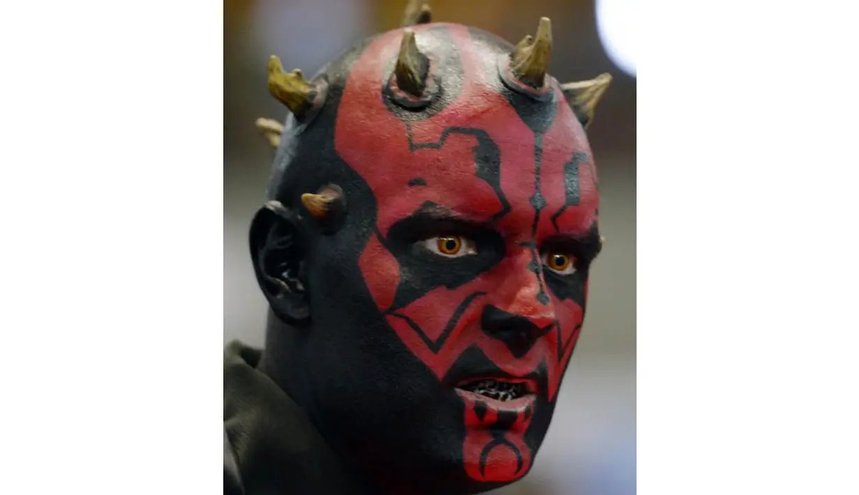 Seorang peserta berdandan Darth Maul dari film Star Wars di festival cosplay, Sydney, Minggu (15/6/14). (AFP PHOTO/Peter Parks)