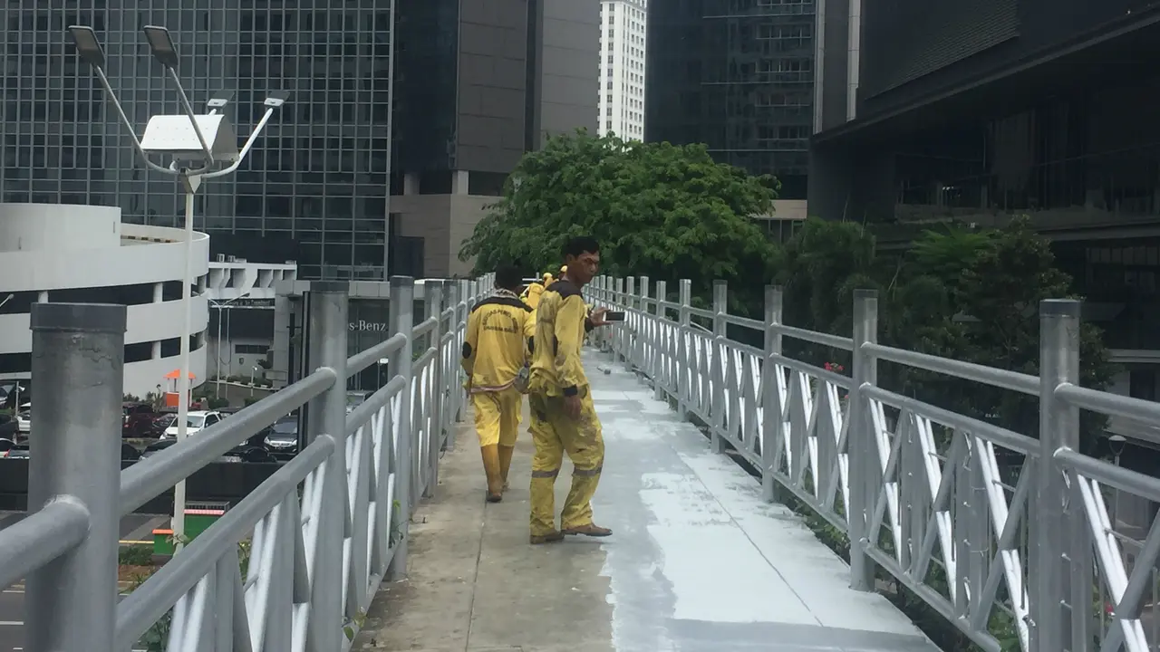 JPO tak beratap di Jalan Sudirman, Jakarta, Rabu (6/11/2019)